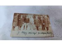 Fotografie Bărbați în curtea universității