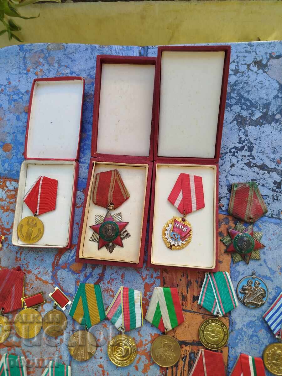 Μεγάλη παρτίδα μεταλλίων, παρασημων με τιμή 120.00 BGN | € 61.36