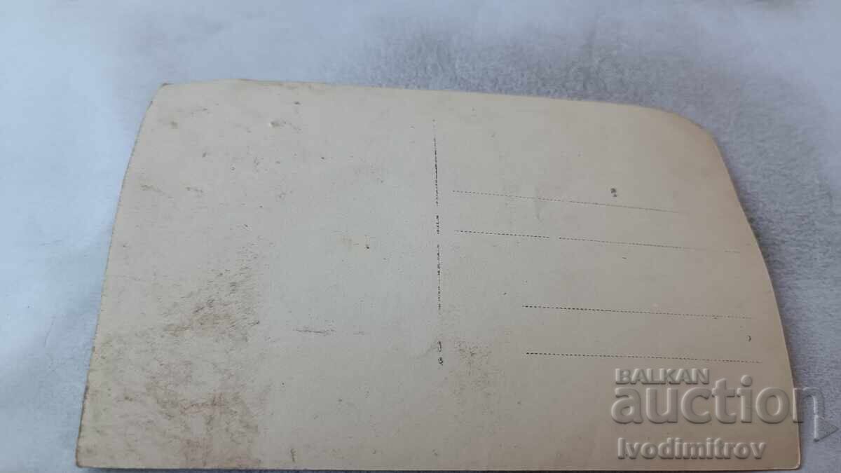 Φωτογραφία Άνδρες γυναίκες και παιδιά κατά μήκος του ποταμού με τιμή 2.35 BGN | € 1.20 Φωτογραφία Άνδρες γυναίκες και παιδιά κατά μήκος του ποταμού με τιμή 2.35 BGN | € 1.20