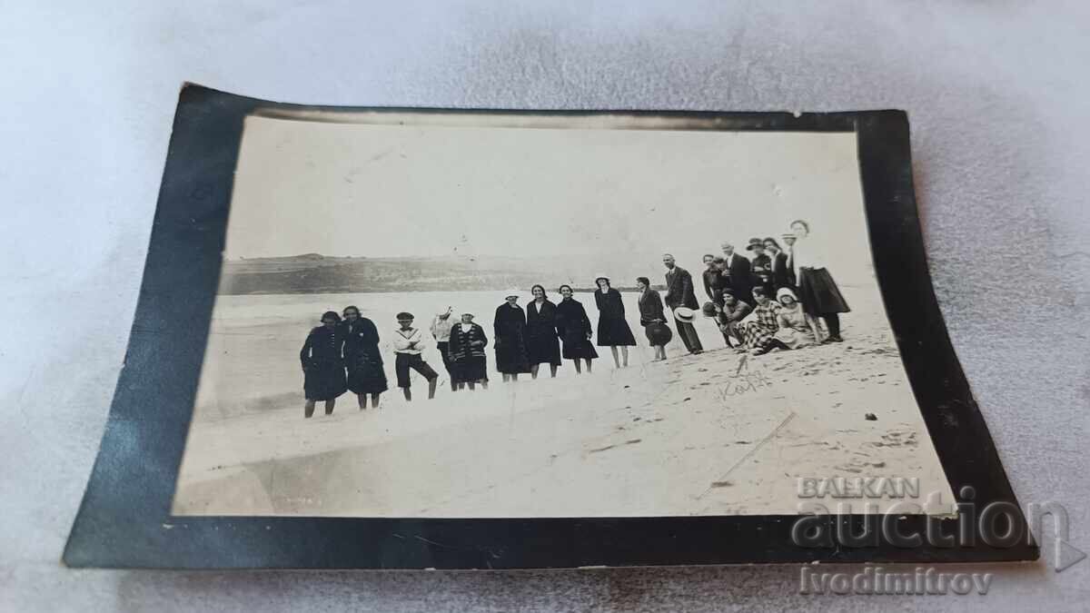 Φωτογραφία Άνδρες γυναίκες και παιδιά κατά μήκος του ποταμού Φωτογραφία Άνδρες γυναίκες και παιδιά κατά μήκος του ποταμού