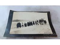 Fotografie Bărbați, femei și copii de-a lungul râului