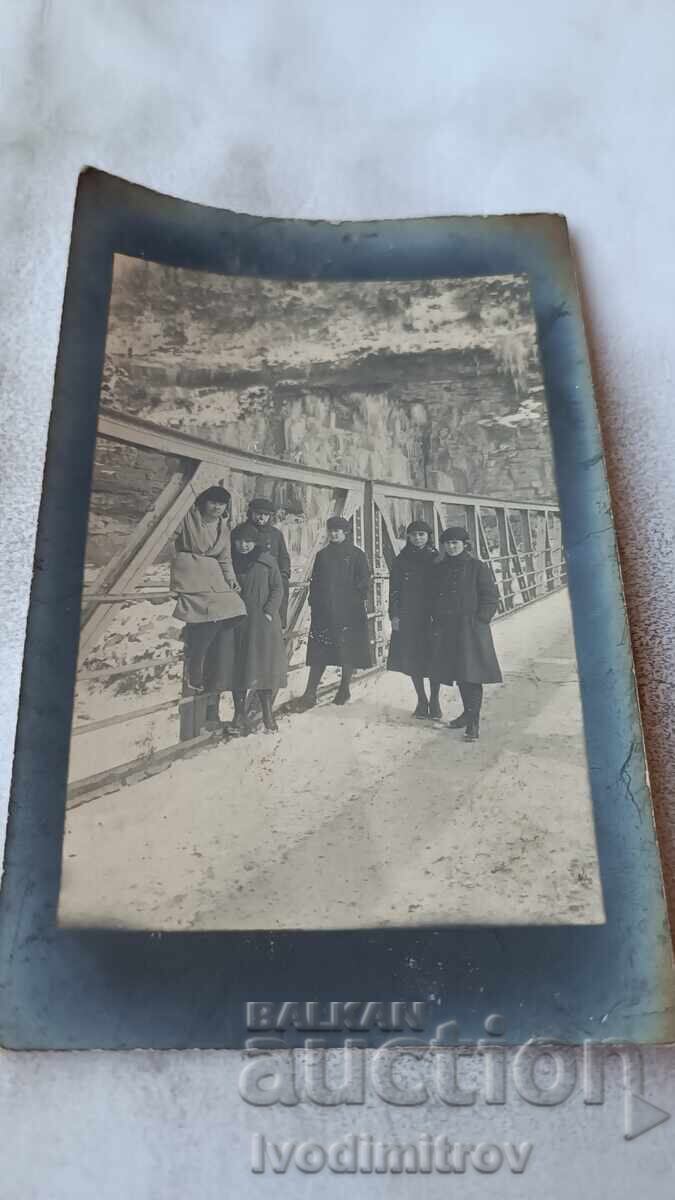 Fotografie cu fete tinere pe un pod de fier iarna Fotografie cu fete tinere pe un pod de fier iarna