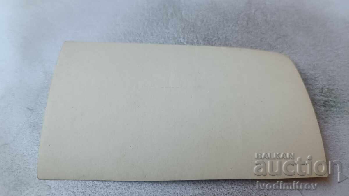 Φωτογραφία Τριών Νέων σε Καρότσι με τιμή 2.15 BGN | € 1.10 Φωτογραφία Τριών Νέων σε Καρότσι με τιμή 2.15 BGN | € 1.10