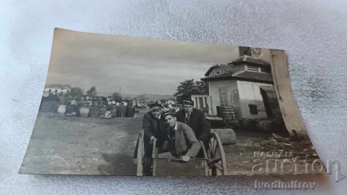 Φωτογραφία Τριών Νέων σε Καρότσι Φωτογραφία Τριών Νέων σε Καρότσι