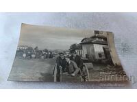 Φωτογραφία Τριών Νέων σε Καρότσι