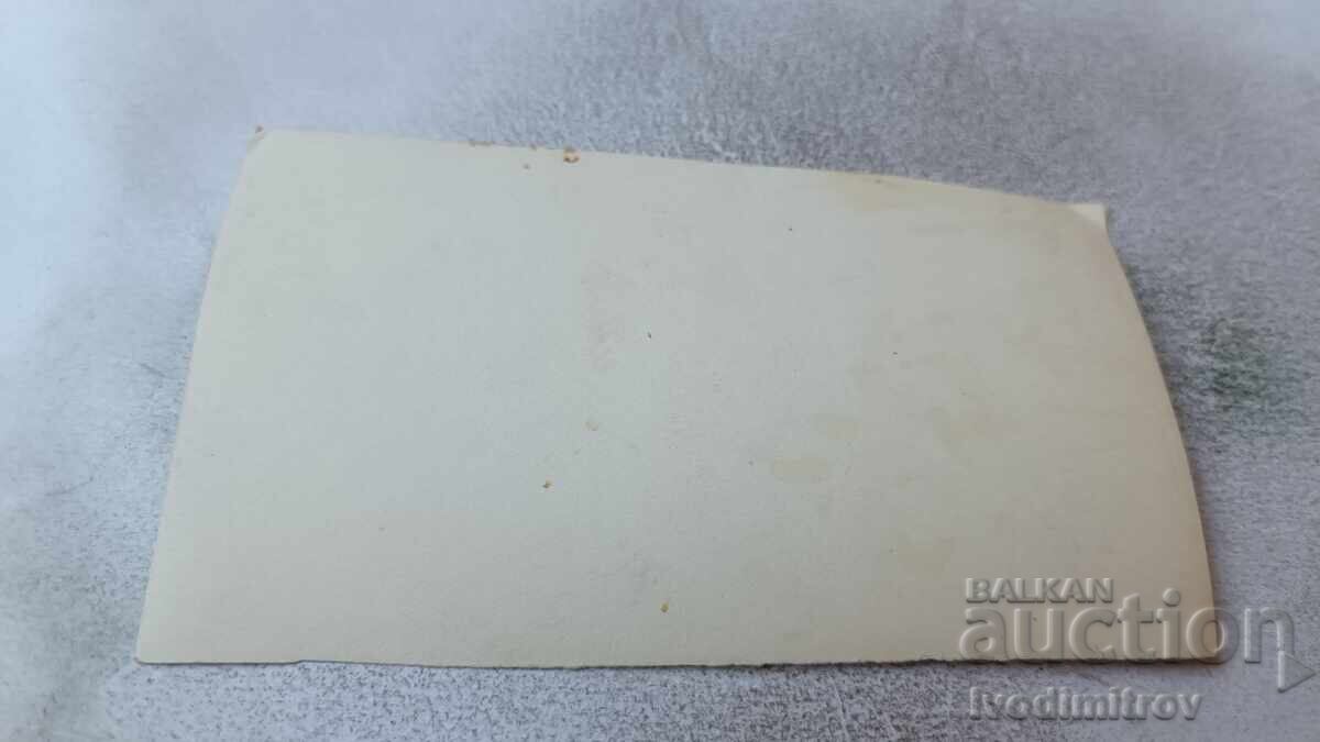 Φωτογραφία Νέων και κοριτσιών μπροστά σε σωρό βαρελιών με τιμή 2.15 BGN | € 1.10 Φωτογραφία Νέων και κοριτσιών μπροστά σε σωρό βαρελιών με τιμή 2.15 BGN | € 1.10