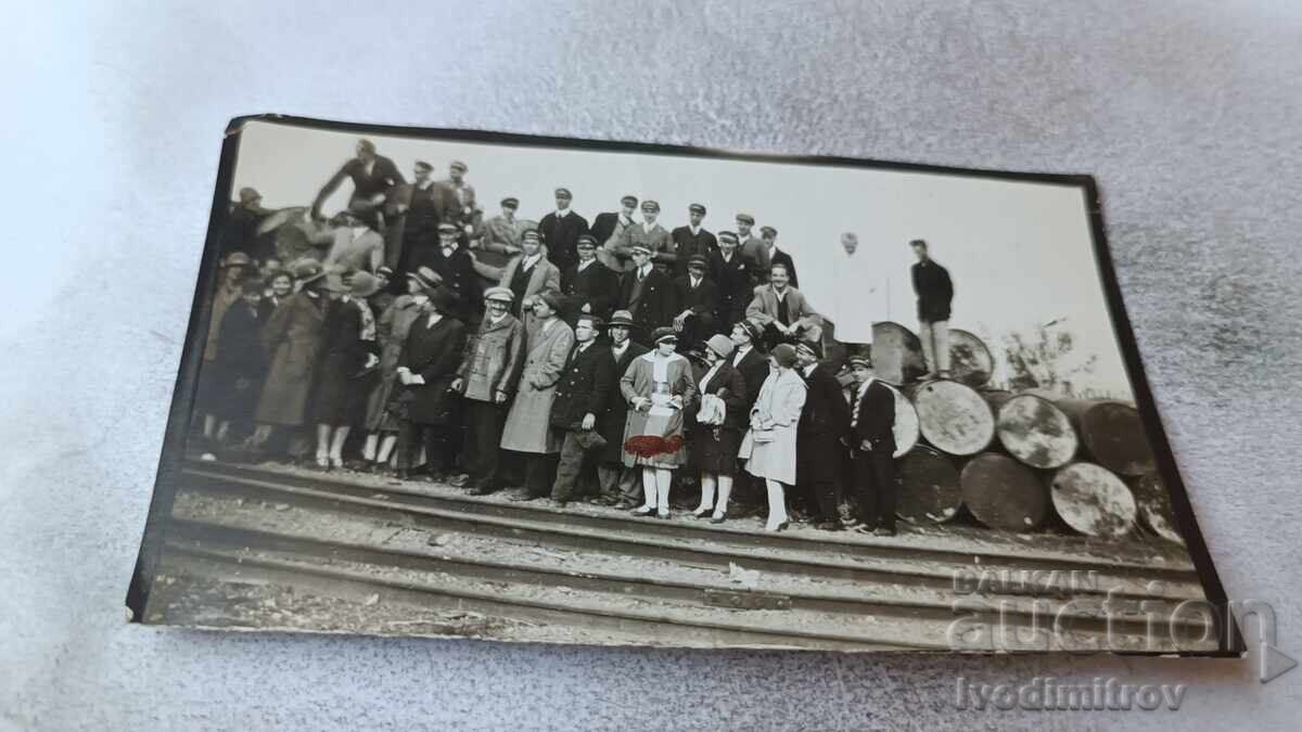 Φωτογραφία Νέων και κοριτσιών μπροστά σε σωρό βαρελιών Φωτογραφία Νέων και κοριτσιών μπροστά σε σωρό βαρελιών