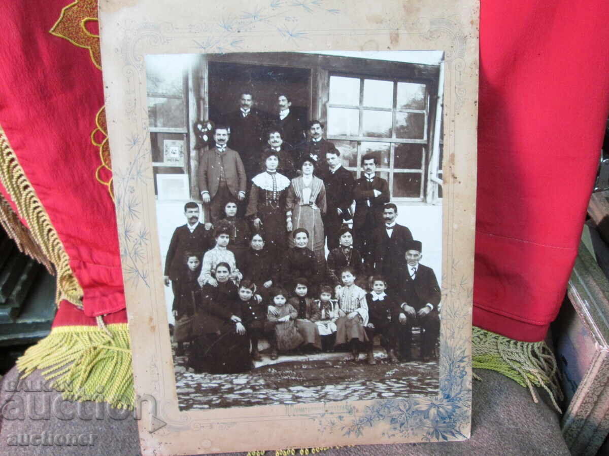 СНИМКА КАРТОН ГОЛЯМО СЕМЕЙСТВО ПРЕД КЪЩА с цена 30.00 лв. | € 15.34