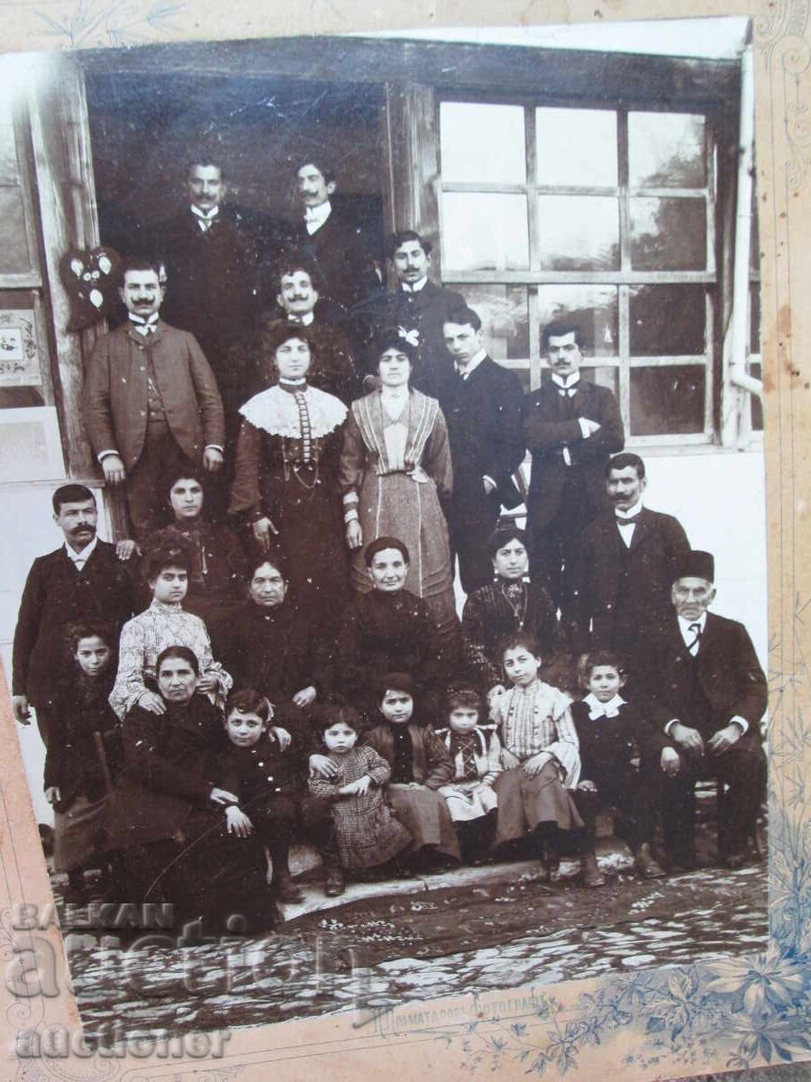 Аукцион СНИМКА КАРТОН ГОЛЯМО СЕМЕЙСТВО ПРЕД КЪЩА