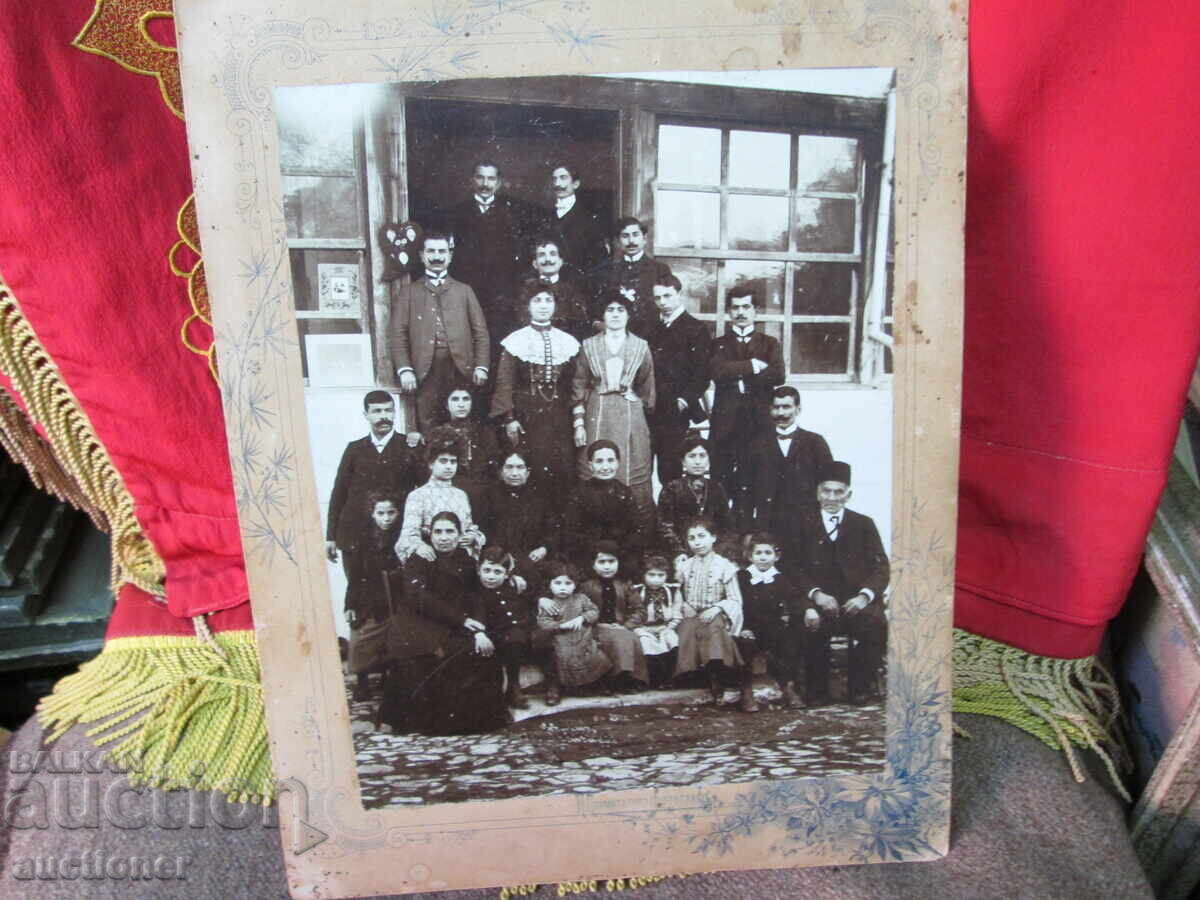 Доставка на СНИМКА КАРТОН ГОЛЯМО СЕМЕЙСТВО ПРЕД КЪЩА