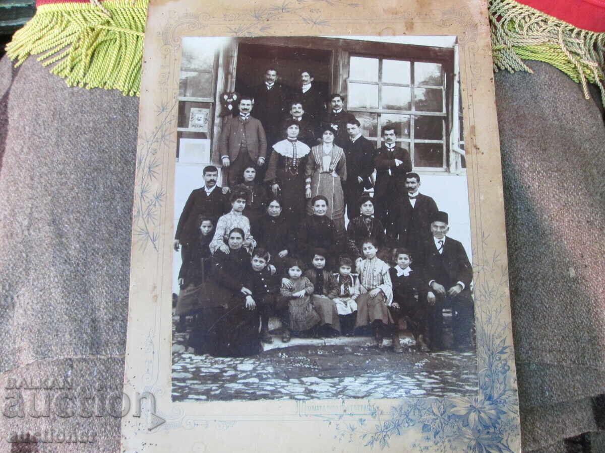 СНИМКА КАРТОН ГОЛЯМО СЕМЕЙСТВО ПРЕД КЪЩА