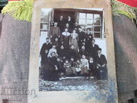 СНИМКА КАРТОН ГОЛЯМО СЕМЕЙСТВО ПРЕД КЪЩА