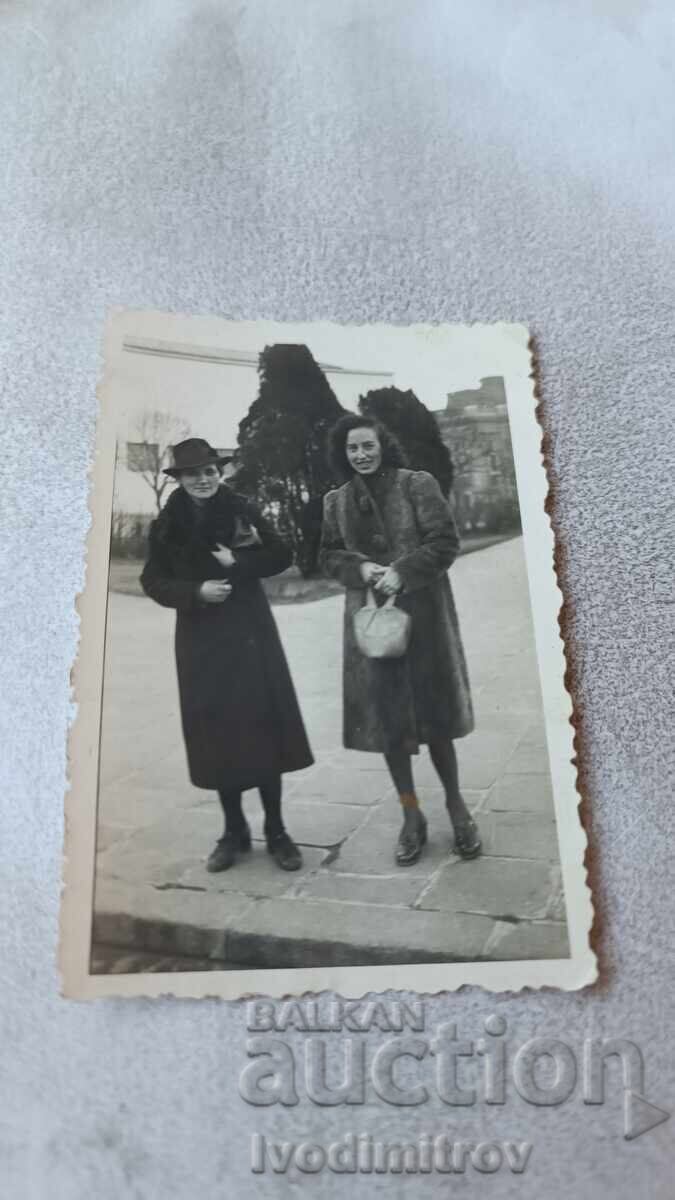 Снимка София Две жени в зимни палта Снимка София Две жени в зимни палта