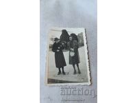 Φωτογραφία Σόφια Δύο γυναίκες σε χειμωνιάτικα παλτά