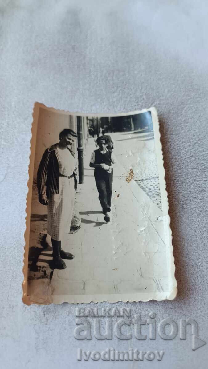 Fotografie Sofia Femeie și tânăr pe trotuar 1937 Fotografie Sofia Femeie și tânăr pe trotuar 1937
