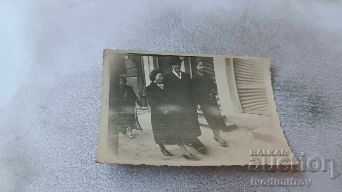 Φωτογραφία Σοφία Ένας άντρας και δύο γυναίκες σε έναν περίπατο 1938
