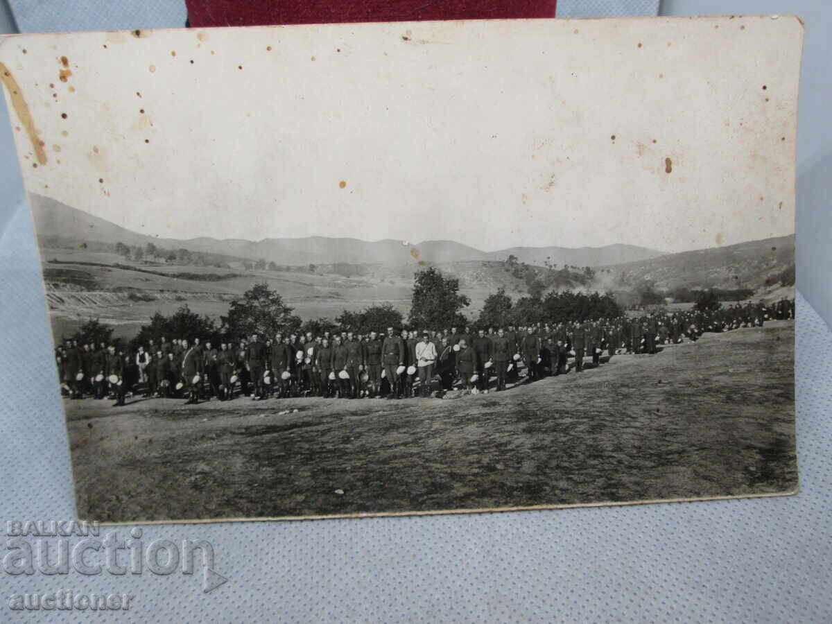 FOTOGRAFIE VECHE MILITARĂ - SOLDATI ALINIAȚI PENTRU PARADĂ, EVENIMENT