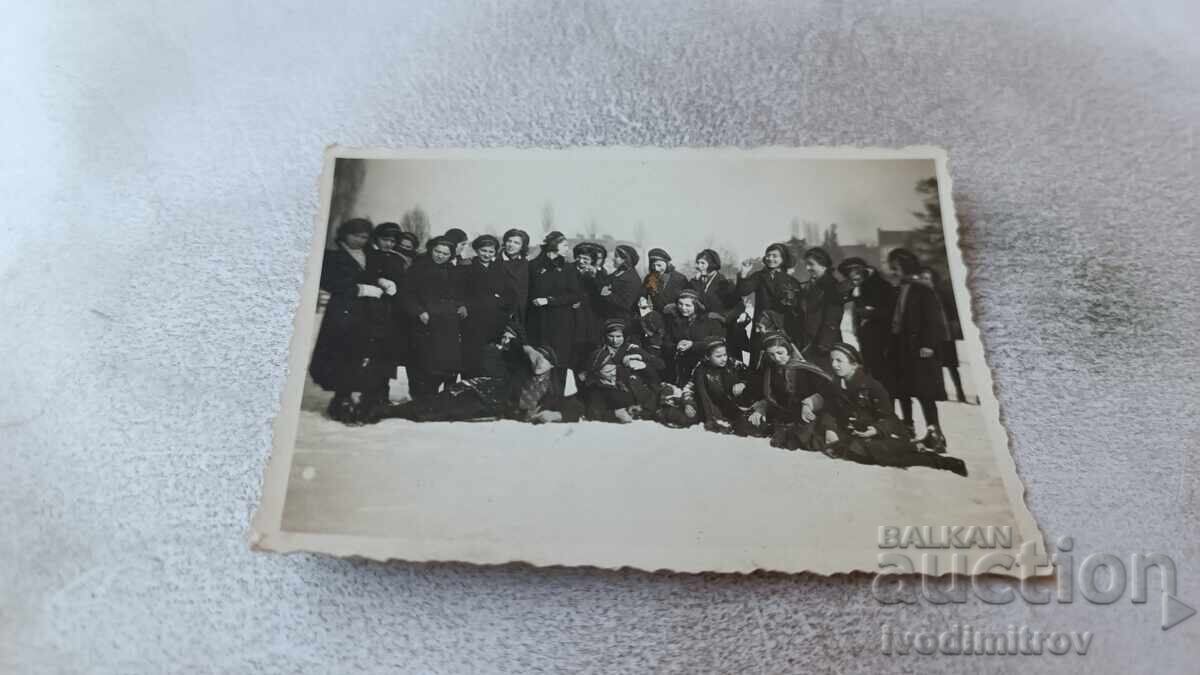 Fotografie Sofia Eleve de clasa a IV-a în grădina Sf. Nicolae 1933