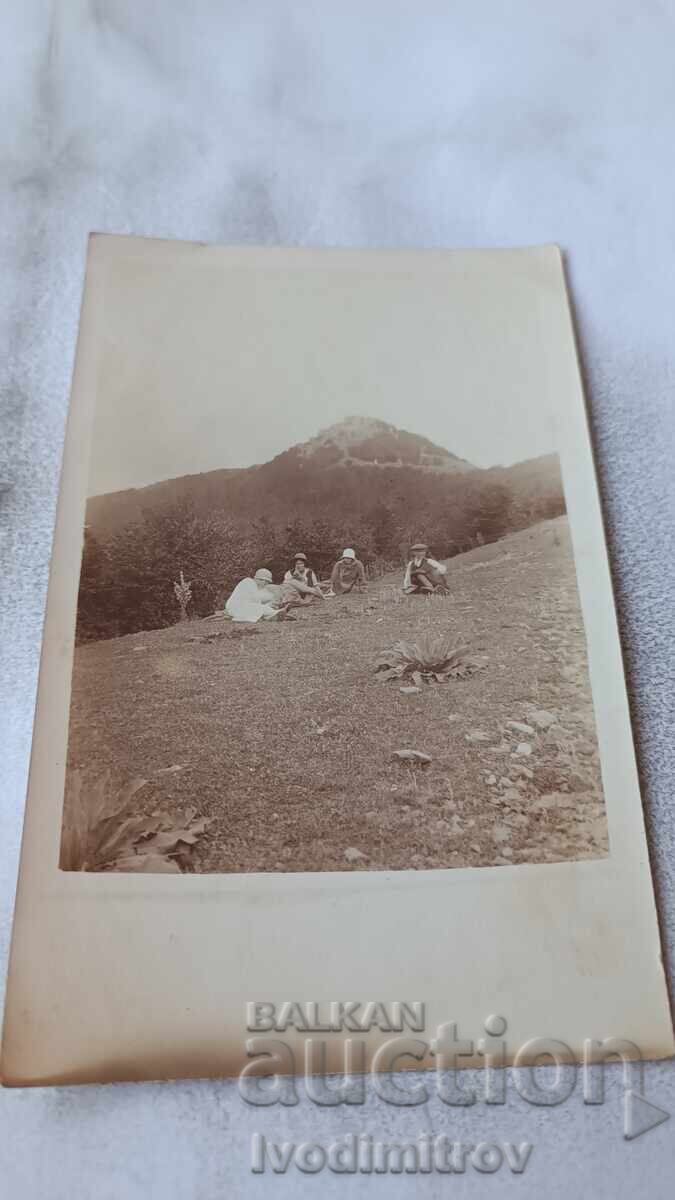 C-ca Bărbat și femei tinere la punerea pietrei de temelie a unui monument