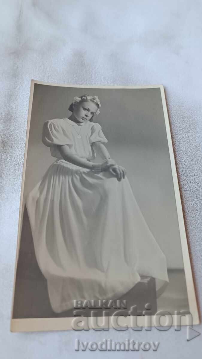 Снимка Момиче с бяла рокля Снимка Момиче с бяла рокля