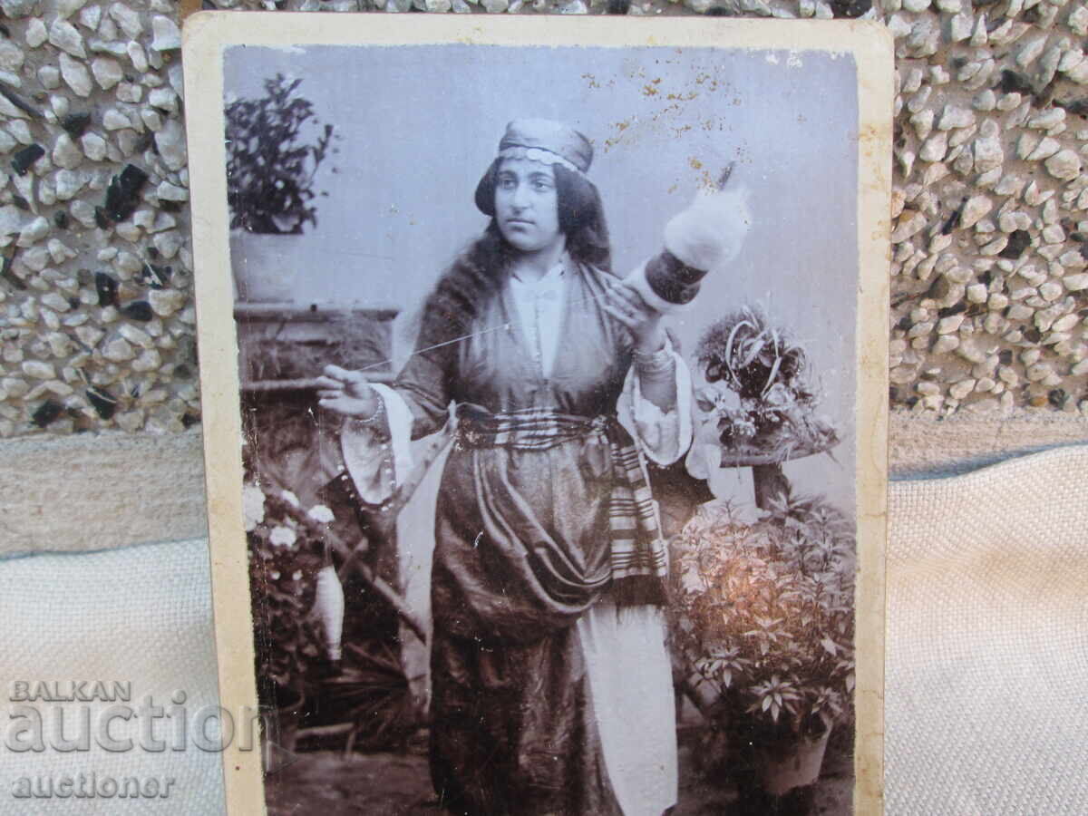 FOTOGRAFIE DE CABINET VECHE PE CARTON cu preț 30.00 BGN | € 15.34 FOTOGRAFIE DE CABINET VECHE PE CARTON cu preț 30.00 BGN | € 15.34