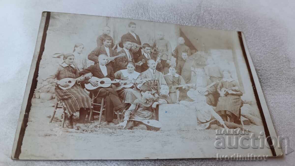 Φωτογραφία Μαθητών με κιθάρες και μαντολίνα με τον δάσκαλό τους