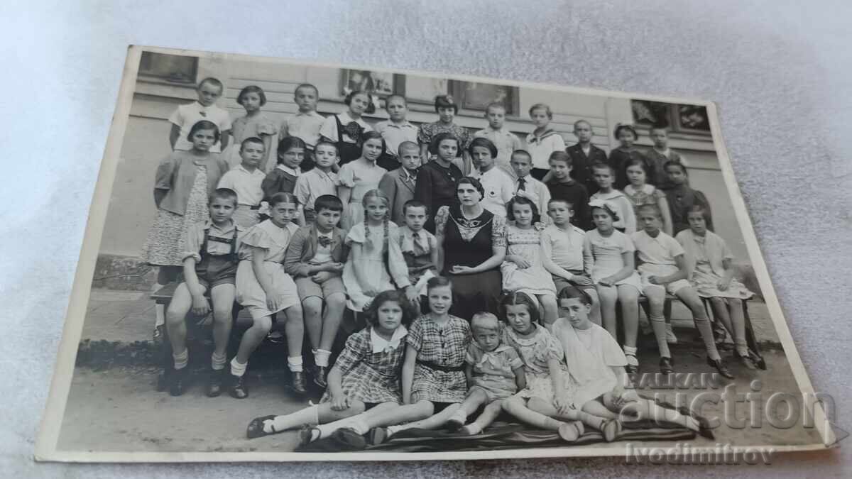 С-ка София Ученици от IV отделение със своята учителка 1937 С-ка София Ученици от IV отделение със своята учителка 1937