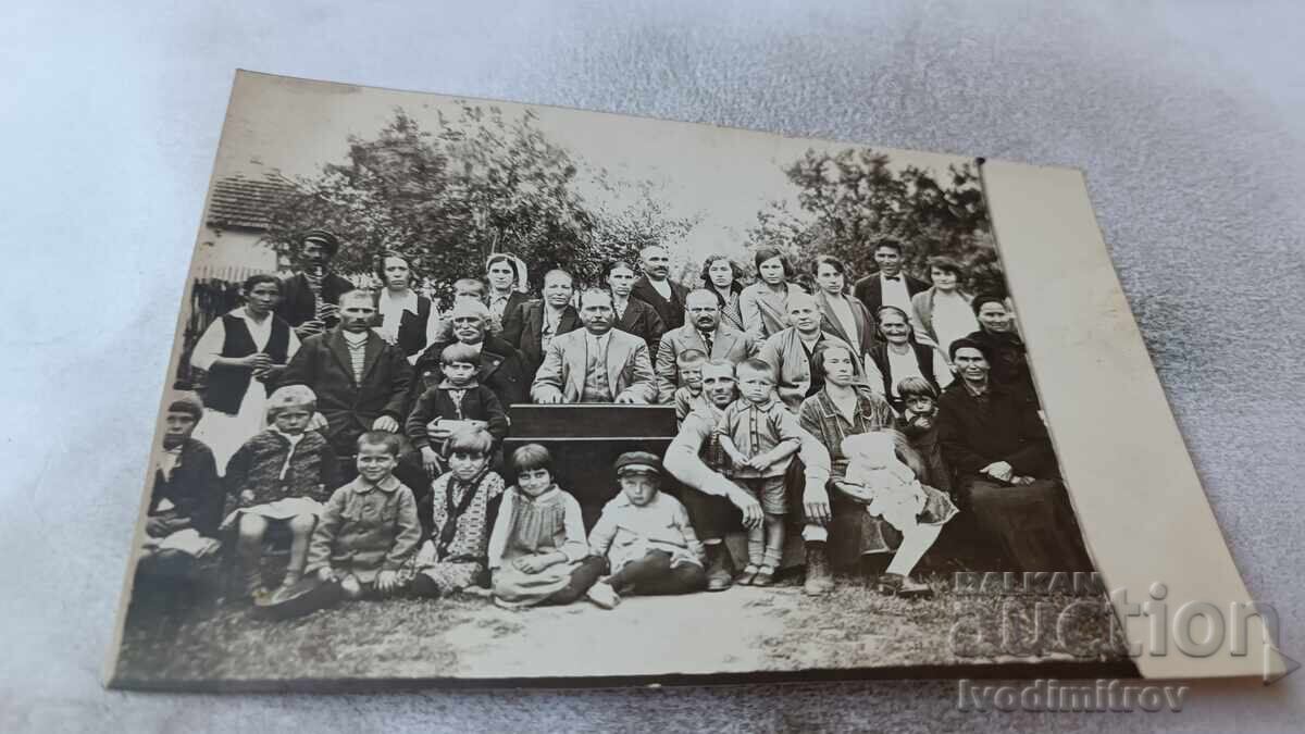 Φωτογραφία Άνδρες με κλαβεσέν και καβάλι γυναίκες και παιδιά