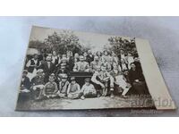 Fotografie Bărbați cu clavecin și fluier, femei și copii