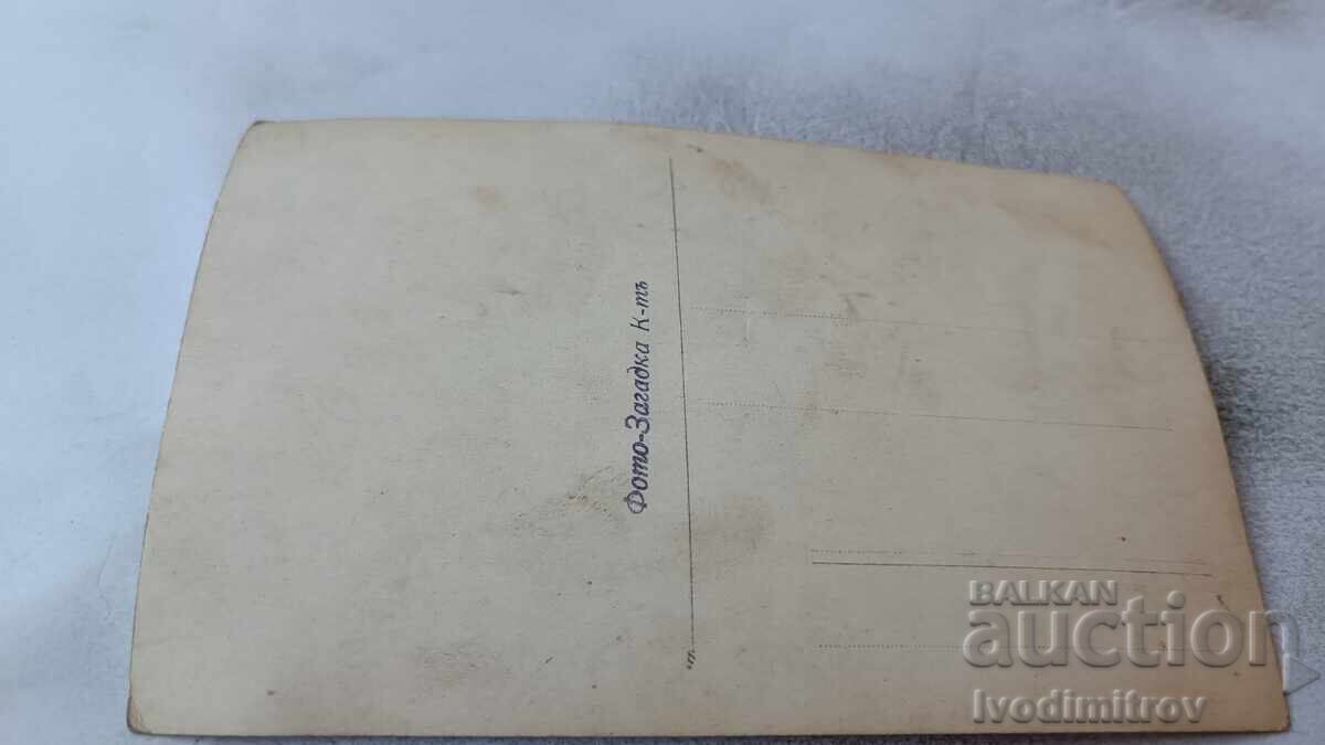 Fotografie Karnobat: Femei și copii în fața unei clădiri administrative cu preț 2.45 BGN | € 1.25 Fotografie Karnobat: Femei și copii în fața unei clădiri administrative cu preț 2.45 BGN | € 1.25