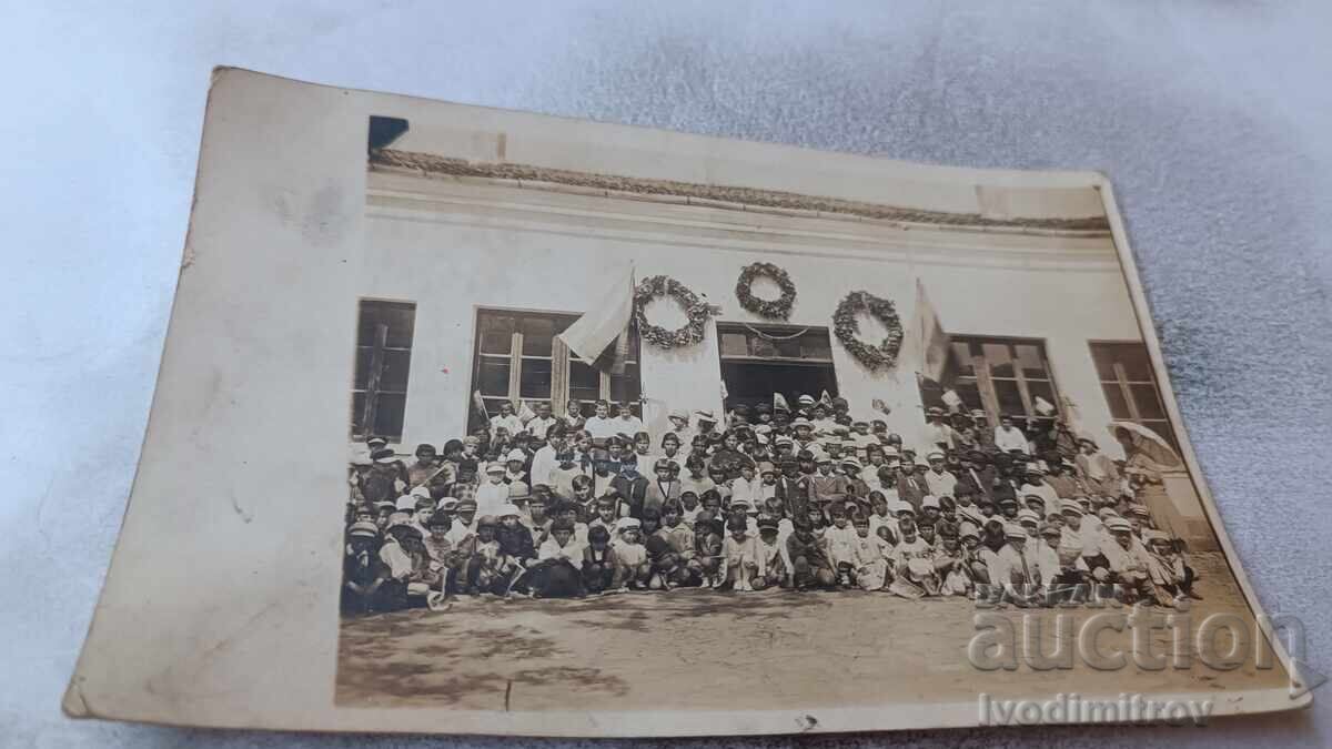 Fotografie Karnobat: Femei și copii în fața unei clădiri administrative Fotografie Karnobat: Femei și copii în fața unei clădiri administrative