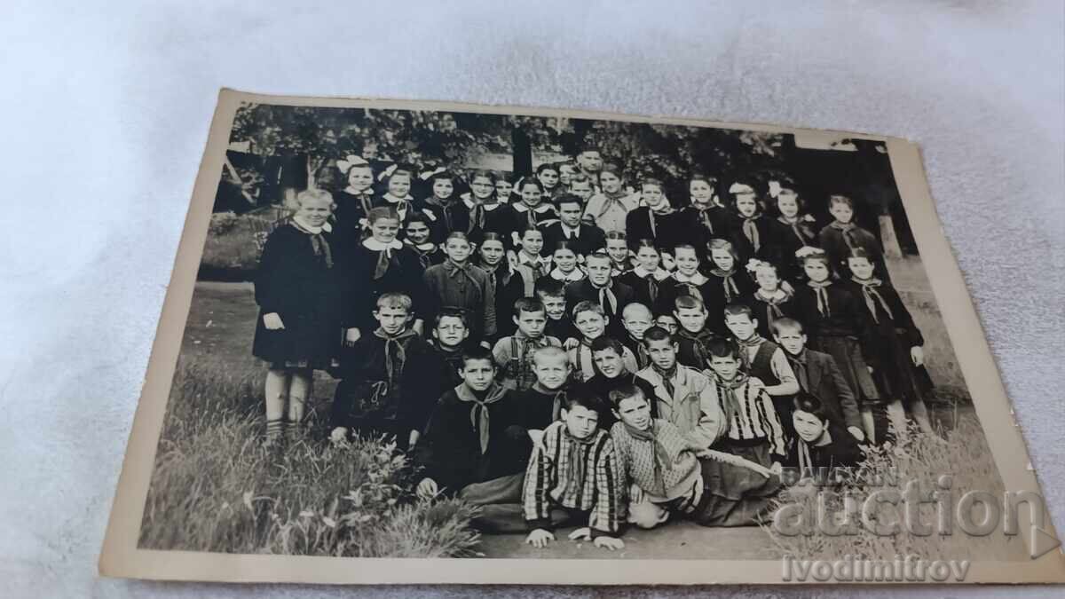 Foto Elevii cu profesorul lor