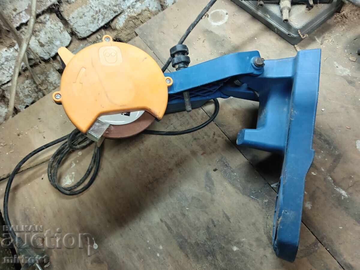 Wood cutting band saw blade sharpener