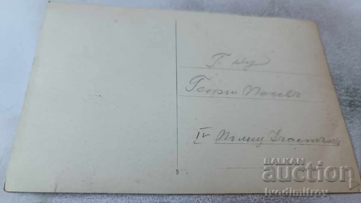 Fotografie Bărbați femei și copii în curtea Mănăstirii Rila cu preț 1.75 BGN | € 0.89 Fotografie Bărbați femei și copii în curtea Mănăstirii Rila cu preț 1.75 BGN | € 0.89