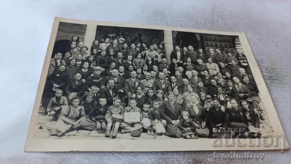 Fotografie Bărbați femei și copii în curtea Mănăstirii Rila Fotografie Bărbați femei și copii în curtea Mănăstirii Rila