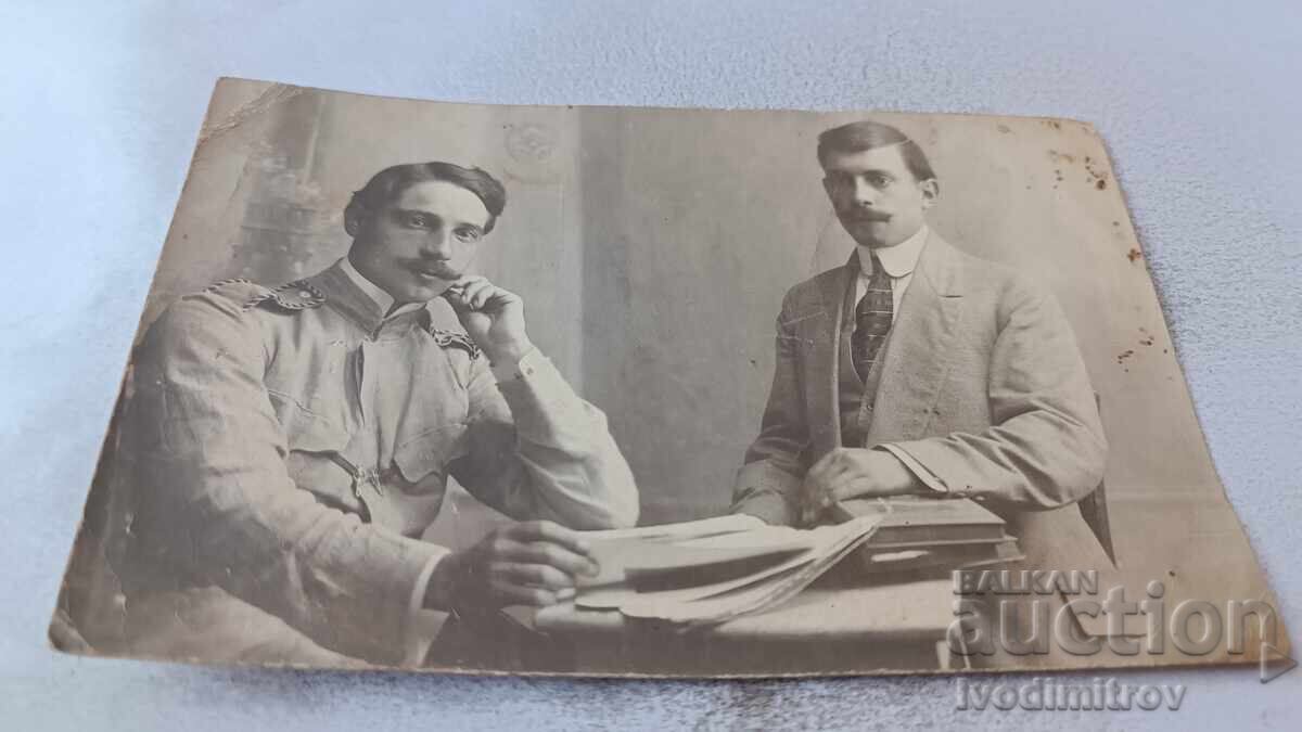 Φωτογραφία Αξιωματικού και νεαρού άνδρα