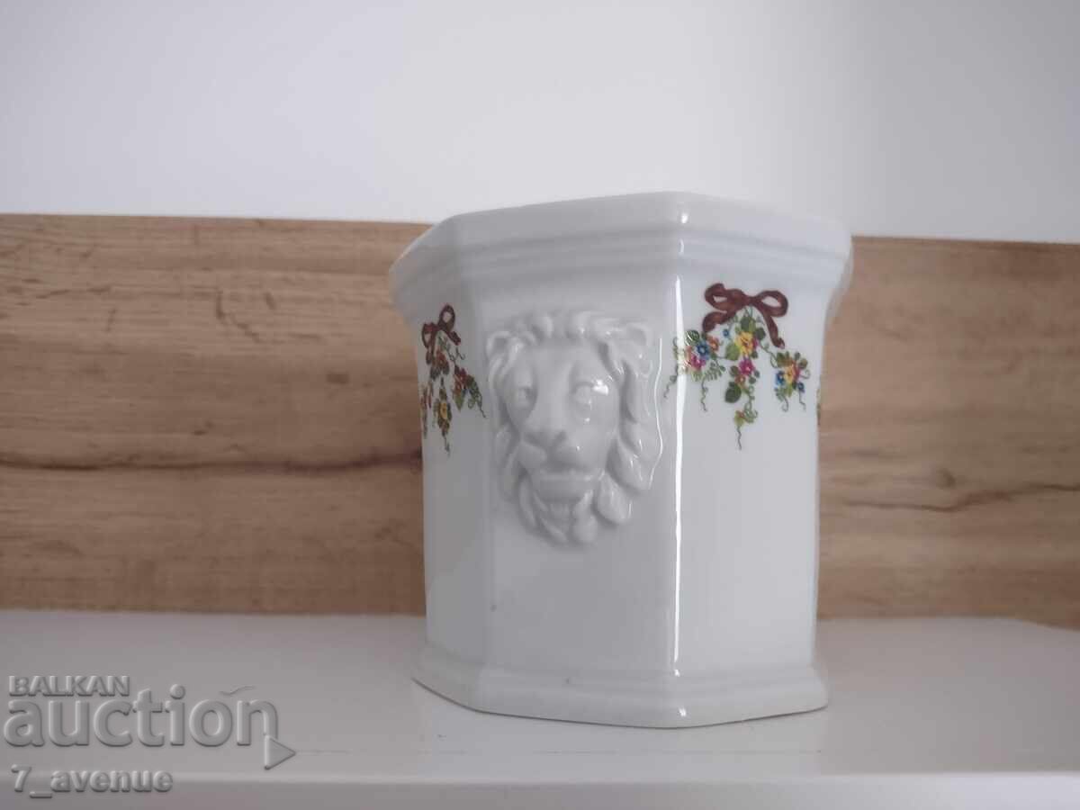 Παλιό πορσελάνινο δοχείο με κεφάλι λιονταριού, 30.10..25 με τιμή 99.00 BGN | € 50.62