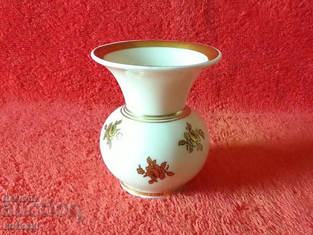 Παλιό μικρό πορσελάνινο βάζο WEIMAR Germany επιχρύσωση με τιμή 55.50 BGN | € 28.38 Παλιό μικρό πορσελάνινο βάζο WEIMAR Germany επιχρύσωση με τιμή 55.50 BGN | € 28.38