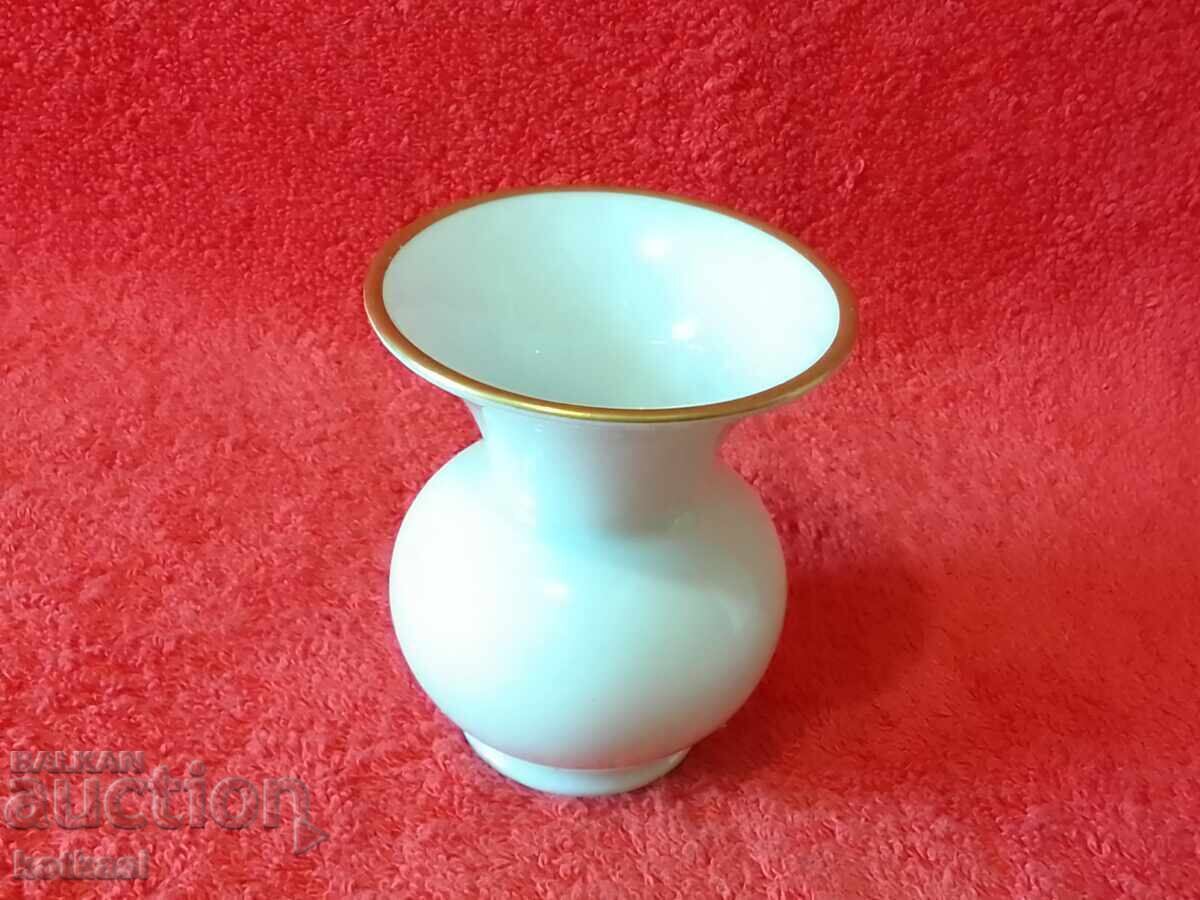 Стара малка бяла порцеланова ваза WEIMAR Germany позлата с цена 31.50 лв. | € 16.11