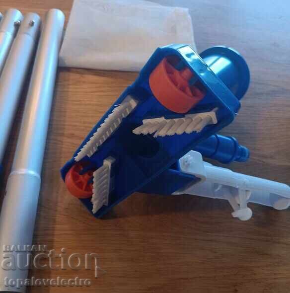 Delivery of Pool vacuum cleaner, with brush and 5 extendable aluminum poles Delivery of Pool vacuum cleaner, with brush and 5 extendable aluminum poles