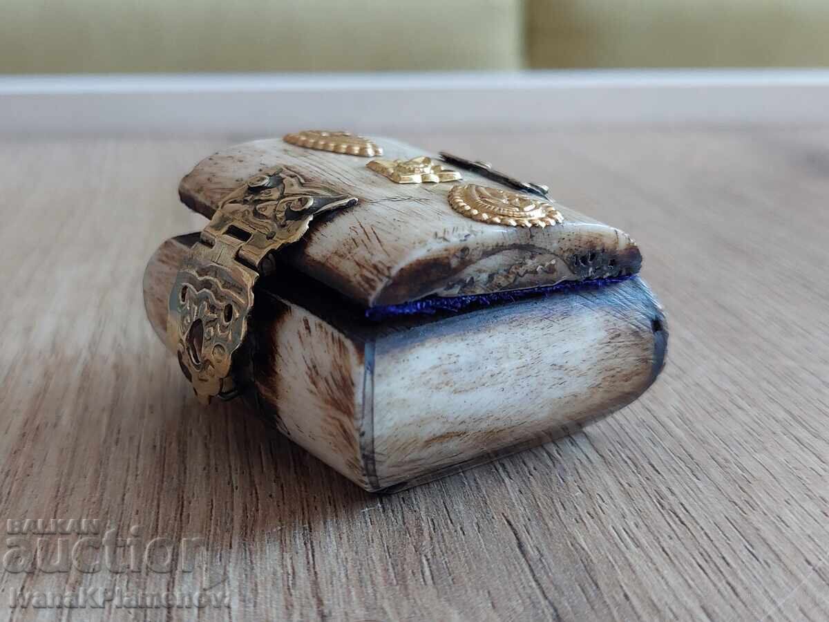 Auction  Bone box for connoisseurs
