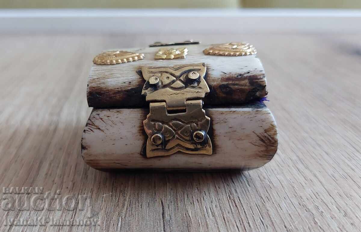 Delivery of Bone box for connoisseurs