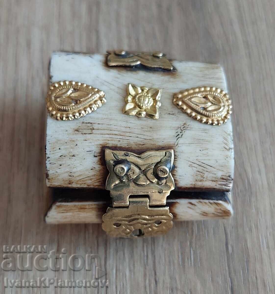 Bone box for connoisseurs