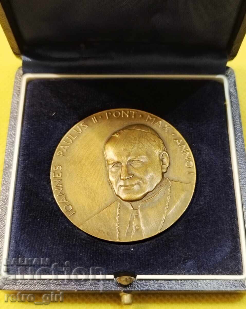 Plachetă Papa Ioan Paul al II-lea cu cutia sa