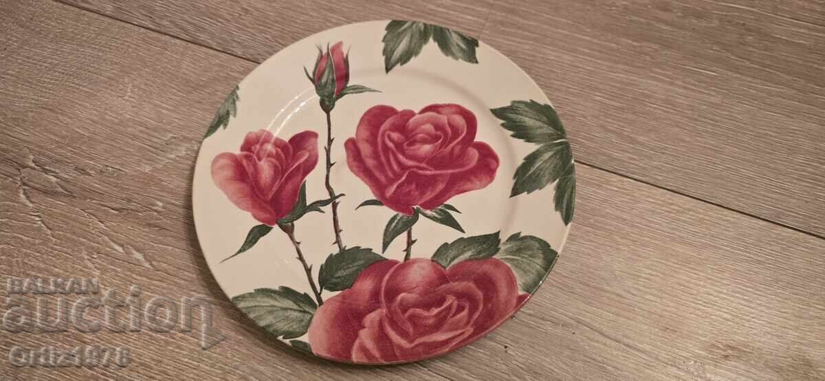 Όμορφη πιατέλα με τριαντάφυλλα – Μαλαισία Όμορφη πιατέλα με τριαντάφυλλα – Μαλαισία