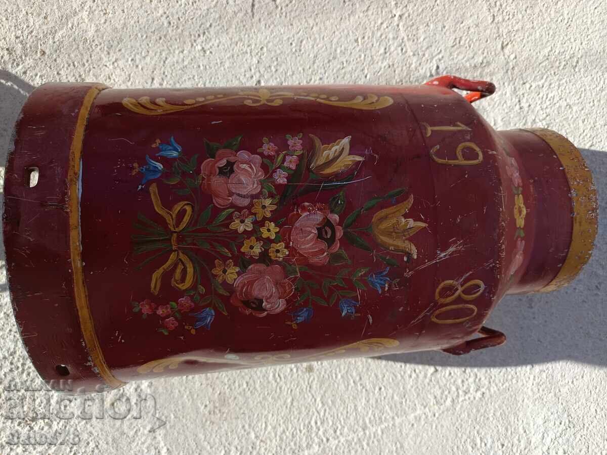 Παλαιό χειροποίητο ζωγραφισμένο γκιούμι γάλακτος Παλαιό χειροποίητο ζωγραφισμένο γκιούμι γάλακτος