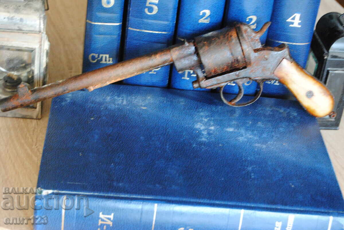 Un revolver vechi cu preț 1605.00 BGN | € 820.62 Un revolver vechi cu preț 1605.00 BGN | € 820.62