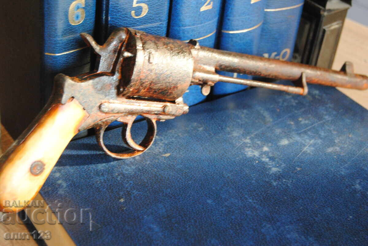 Licitație Un revolver vechi Licitație Un revolver vechi