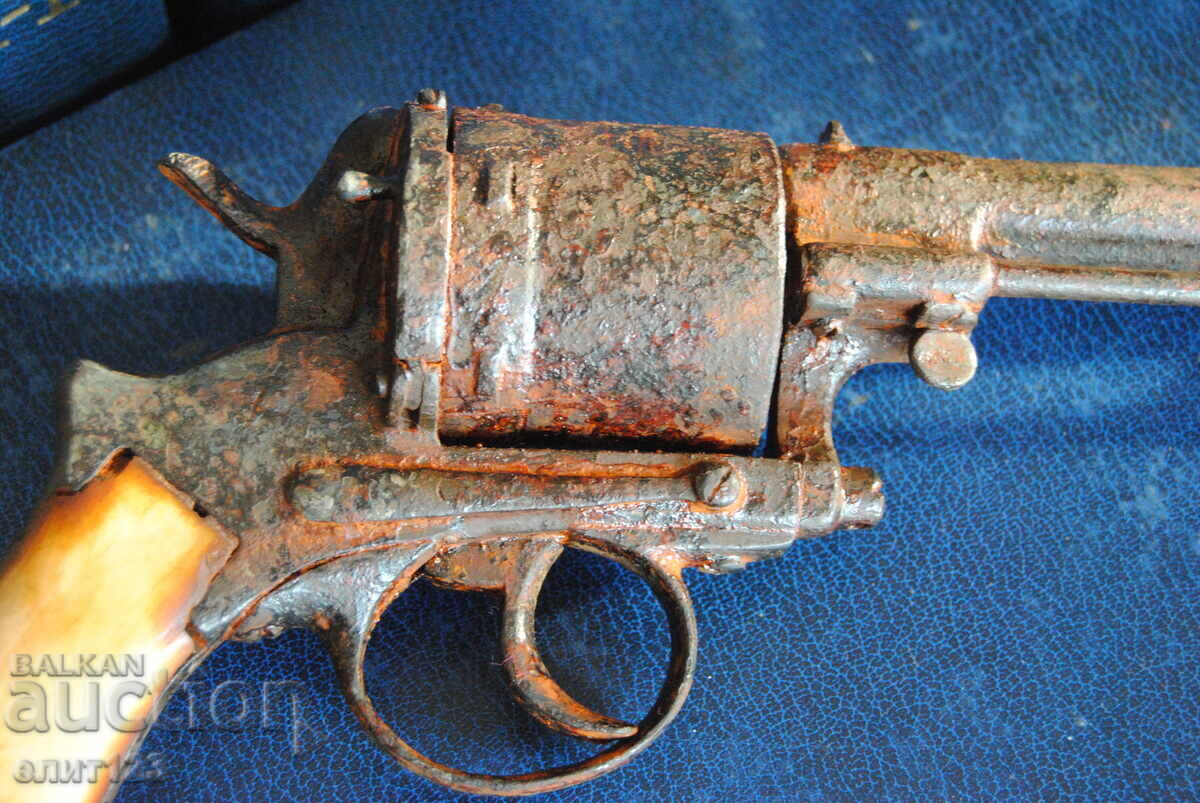 Livrarea Un revolver vechi Livrarea Un revolver vechi
