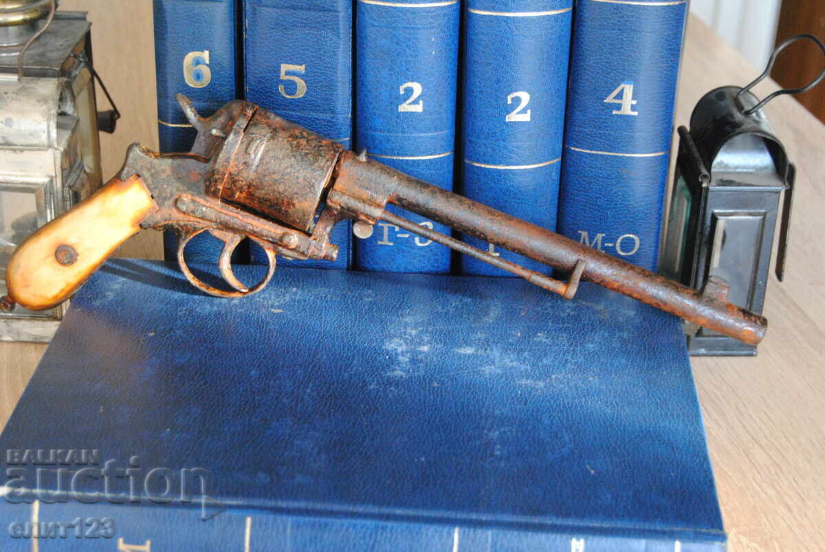 Un revolver vechi Un revolver vechi